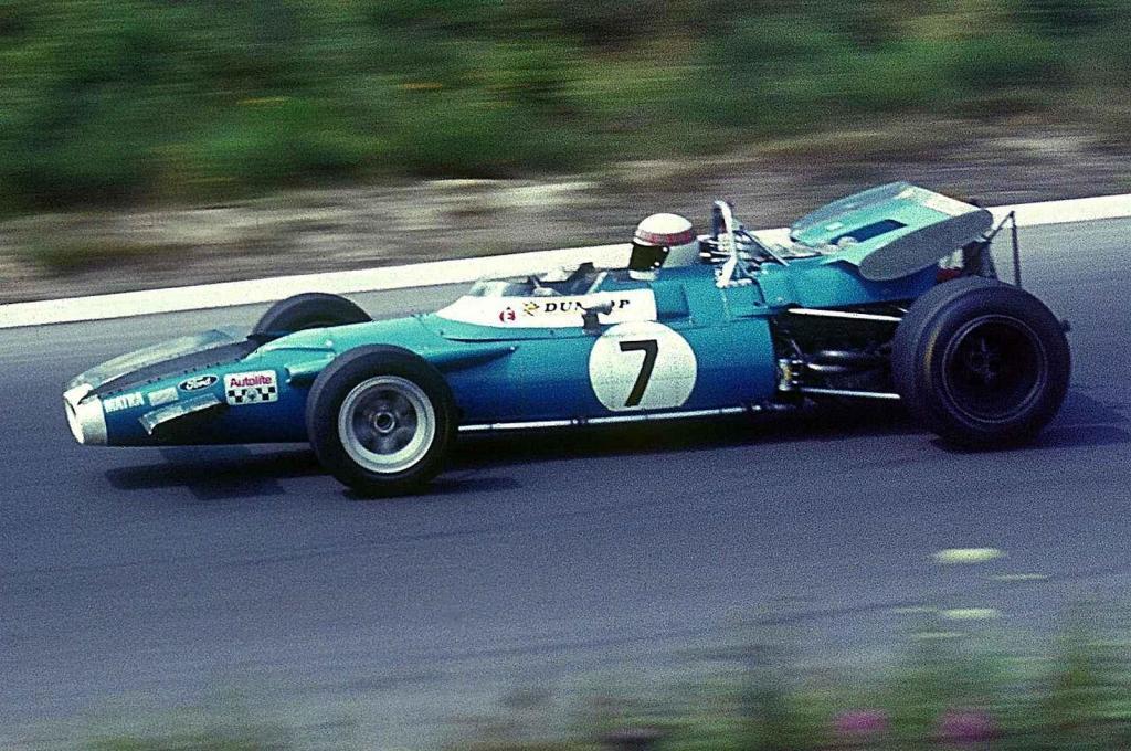Jackie Stewart za volantem monopostu F1 Matra.