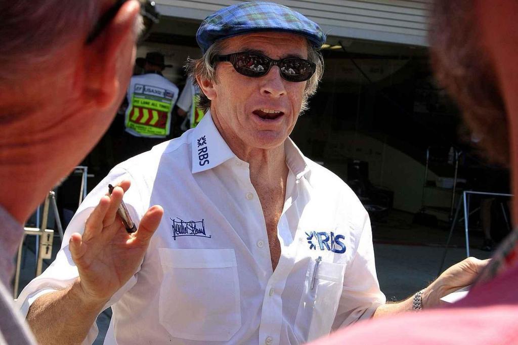 Jackie Stewart v pit lane při zívodu 500 mil Indianapolis 2005.