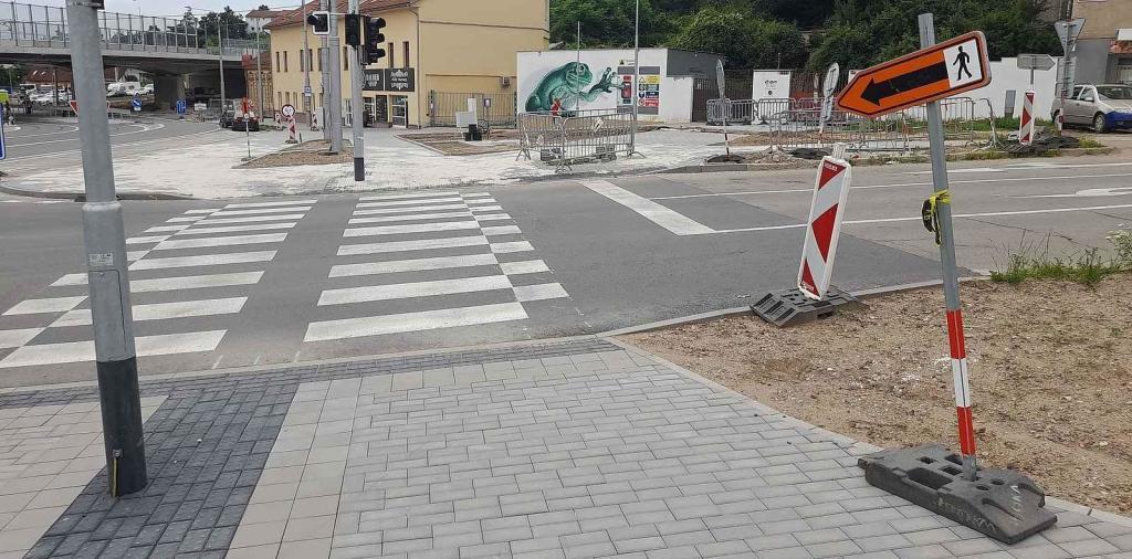 Následuji šipku. Ta mě ale navádí směrem do stavby na Tomkovo náměstí