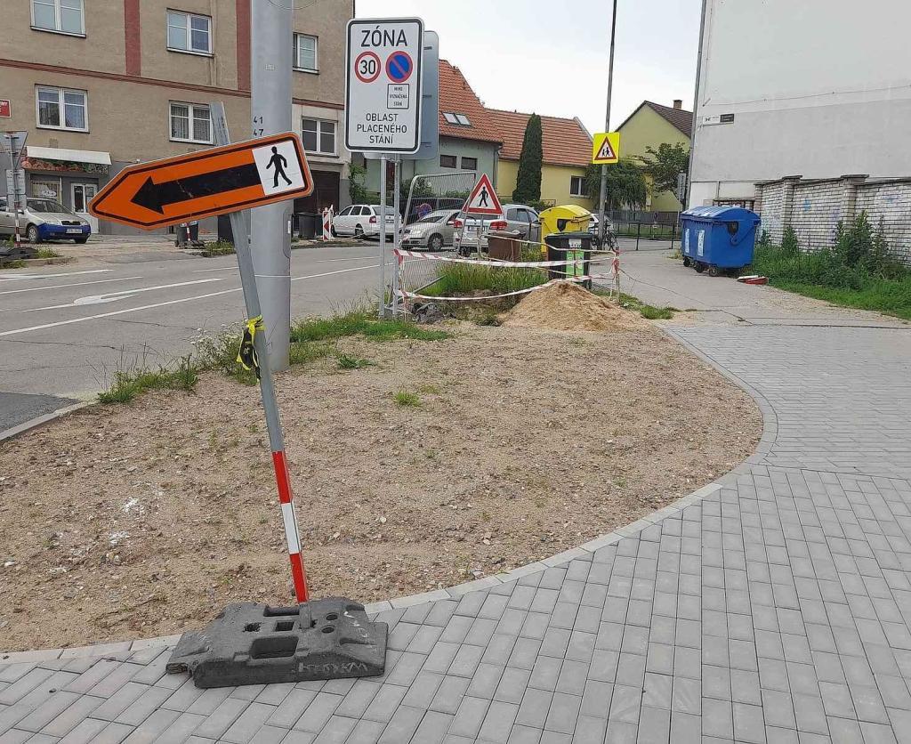 Pokud chce jít chodec směrem na Cacovickou, musí se vydat naopak proti směru šipky. Kdo místo nezná, nejspíš by se ztratil