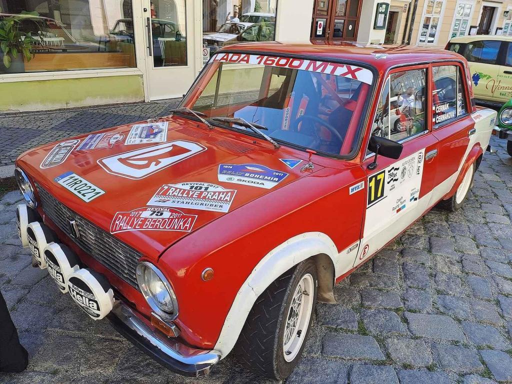 Přehlídku závodních aut a motocyklů pořádal Autoklub Mělník.