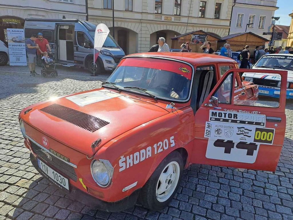 Přehlídku závodních aut a motocyklů pořádal Autoklub Mělník.