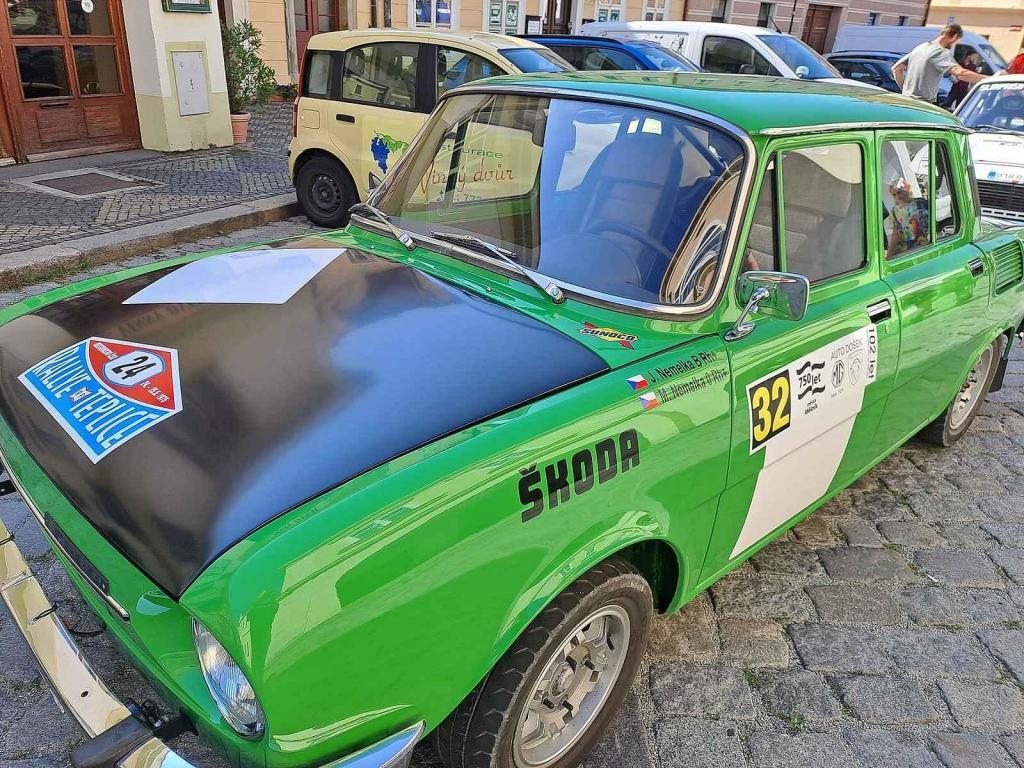 Přehlídku závodních aut a motocyklů pořádal Autoklub Mělník.