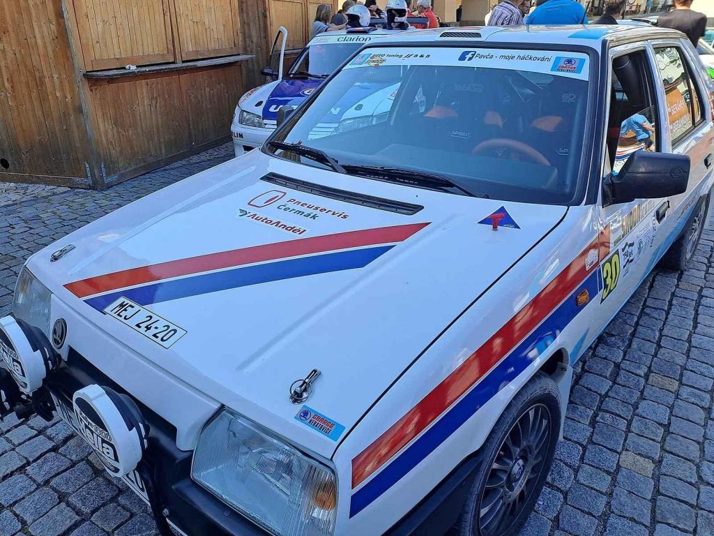 Přehlídku závodních aut a motocyklů pořádal Autoklub Mělník.