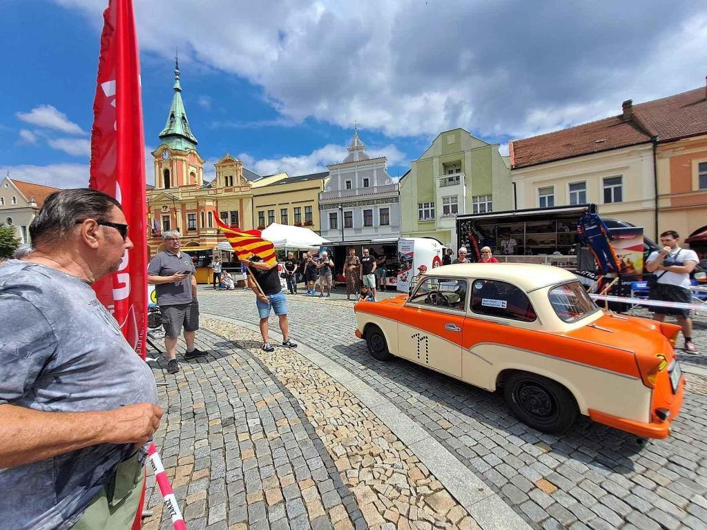 Přehlídku závodních aut a motocyklů pořádal Autoklub Mělník.