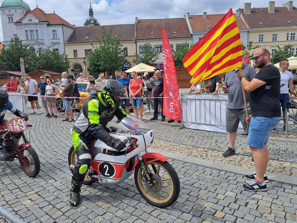 Přehlídku závodních aut a motocyklů pořádal Autoklub Mělník.