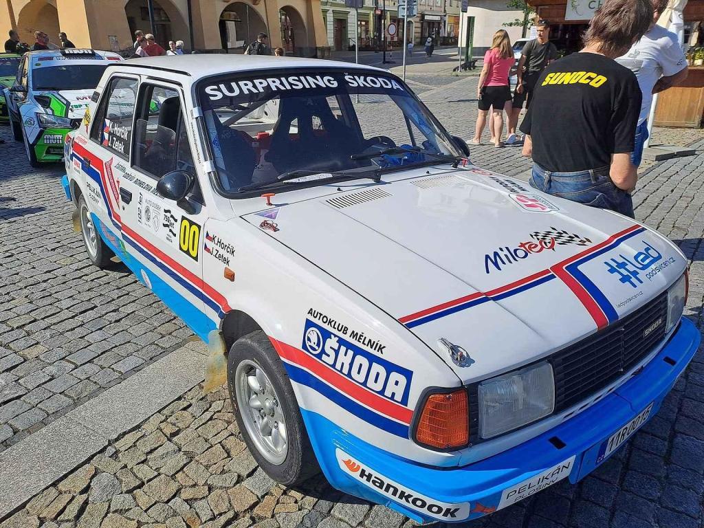 Přehlídku závodních aut a motocyklů pořádal Autoklub Mělník.