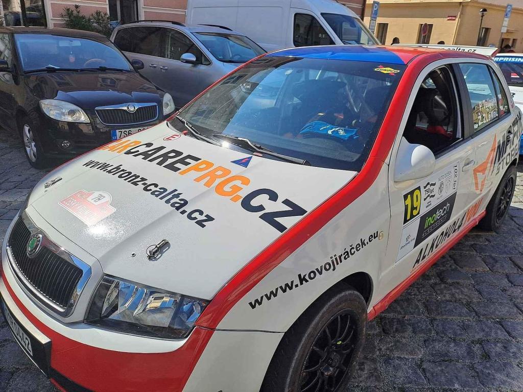Přehlídku závodních aut a motocyklů pořádal Autoklub Mělník.