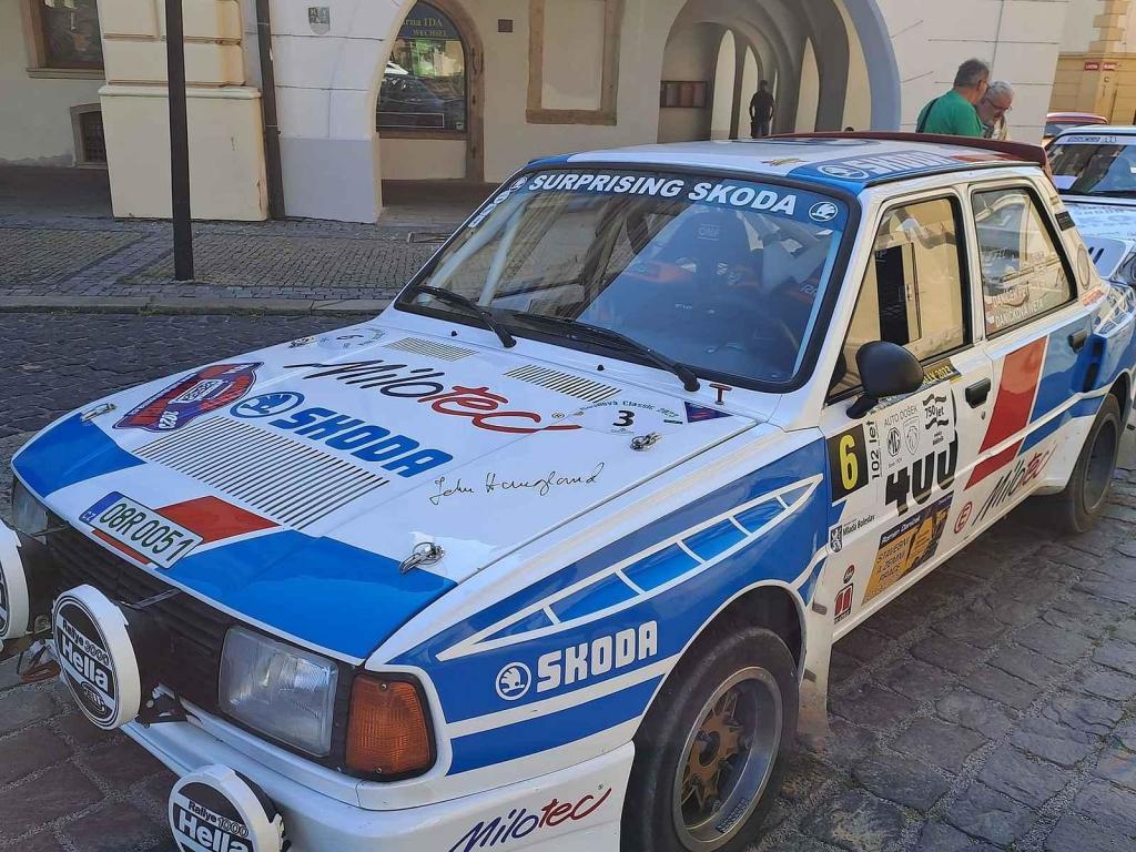 Přehlídku závodních aut a motocyklů pořádal Autoklub Mělník.