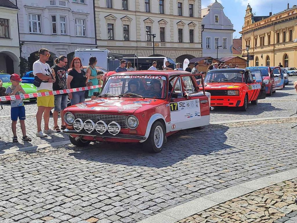Přehlídku závodních aut a motocyklů pořádal Autoklub Mělník.