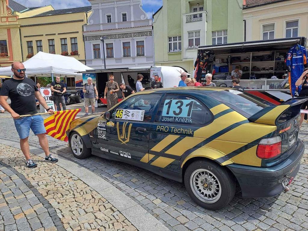 Přehlídku závodních aut a motocyklů pořádal Autoklub Mělník.