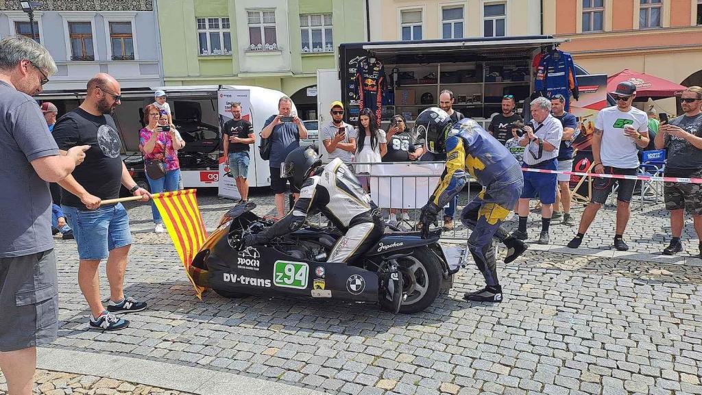 Přehlídku závodních aut a motocyklů pořádal Autoklub Mělník.