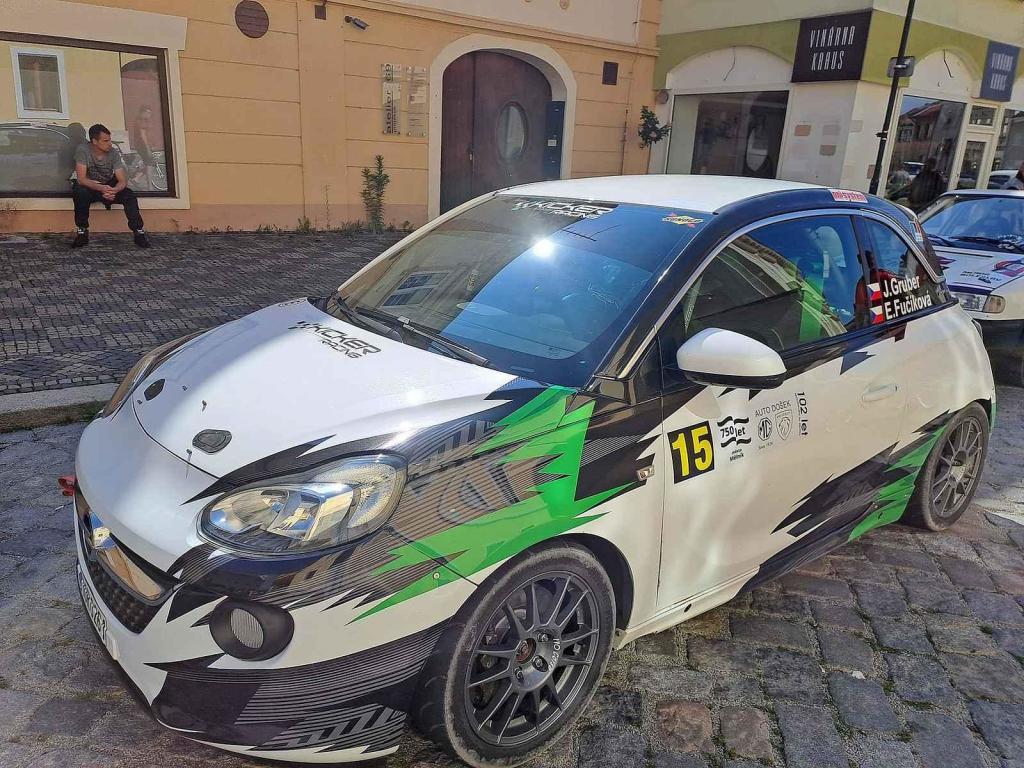 Přehlídku závodních aut a motocyklů pořádal Autoklub Mělník.
