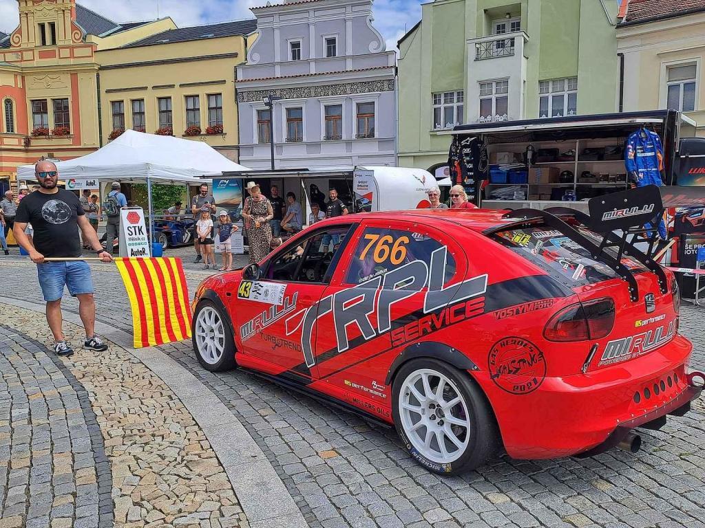 Přehlídku závodních aut a motocyklů pořádal Autoklub Mělník.
