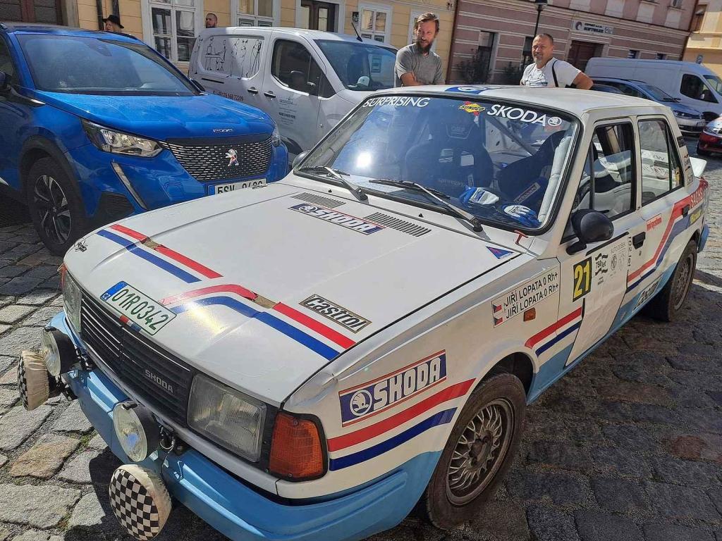 Přehlídku závodních aut a motocyklů pořádal Autoklub Mělník.