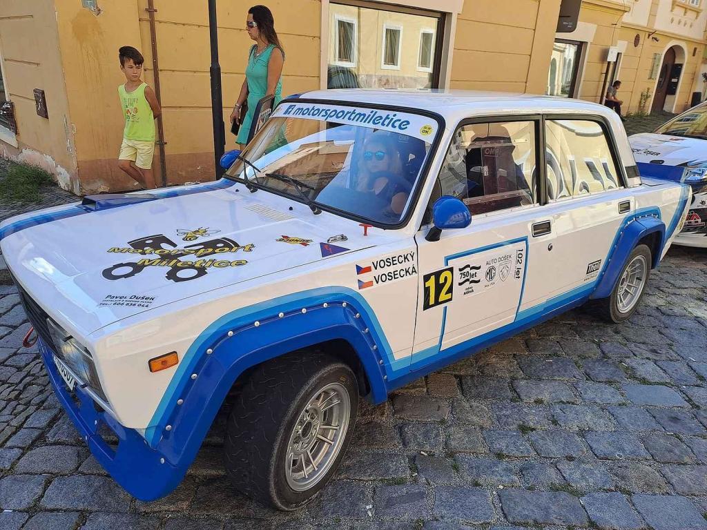 Přehlídku závodních aut a motocyklů pořádal Autoklub Mělník.