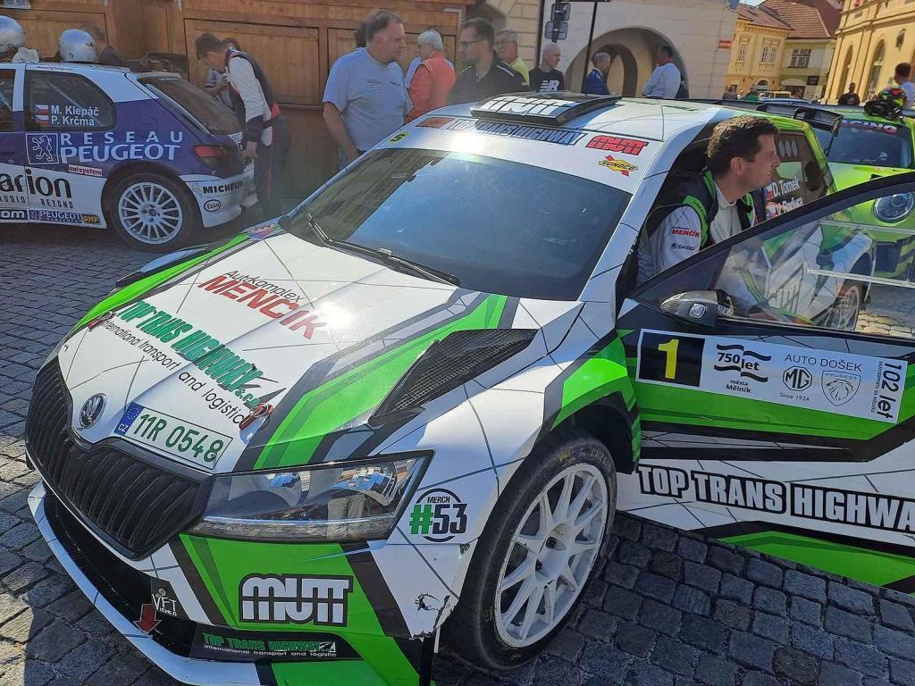 Přehlídku závodních aut a motocyklů pořádal Autoklub Mělník.