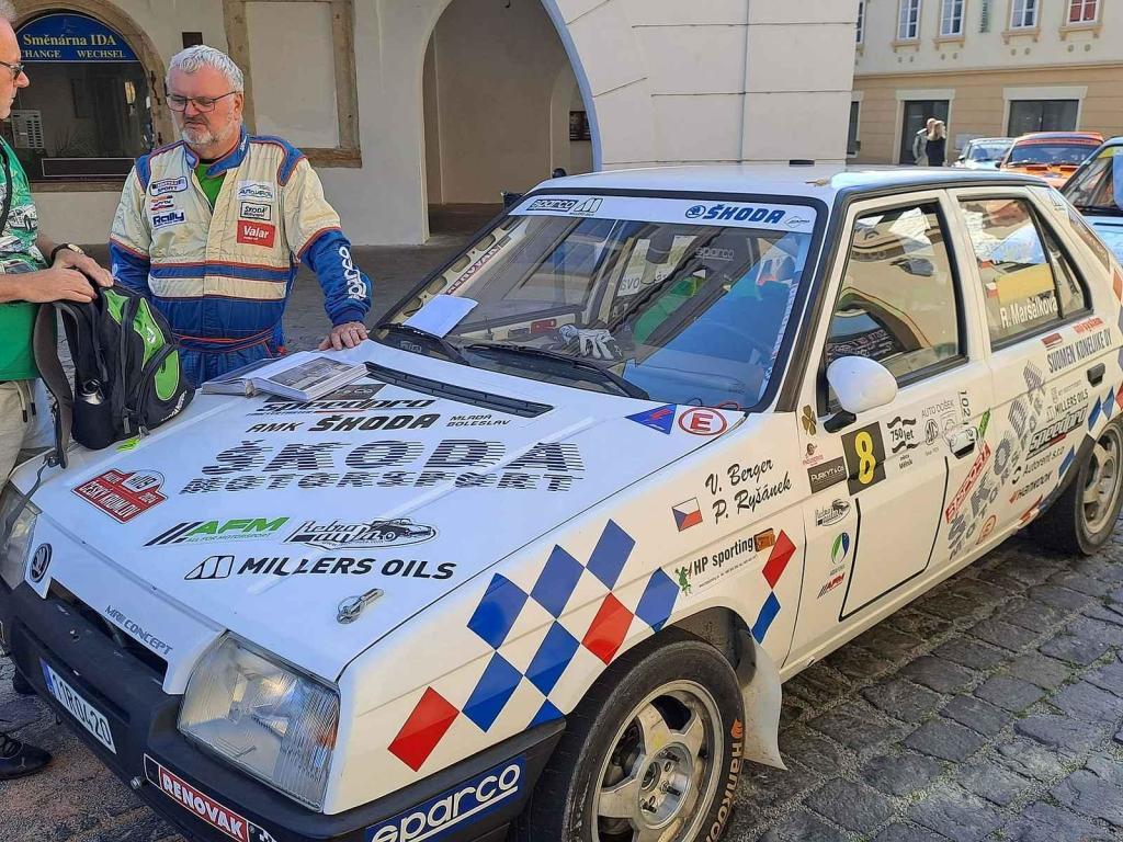Přehlídku závodních aut a motocyklů pořádal Autoklub Mělník.