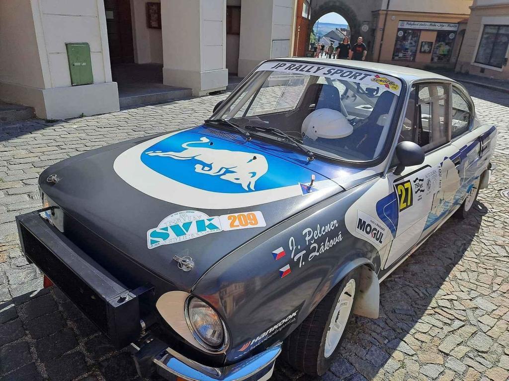 Přehlídku závodních aut a motocyklů pořádal Autoklub Mělník.