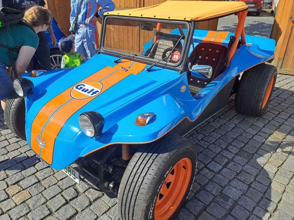 Přehlídku závodních aut a motocyklů pořádal Autoklub Mělník.