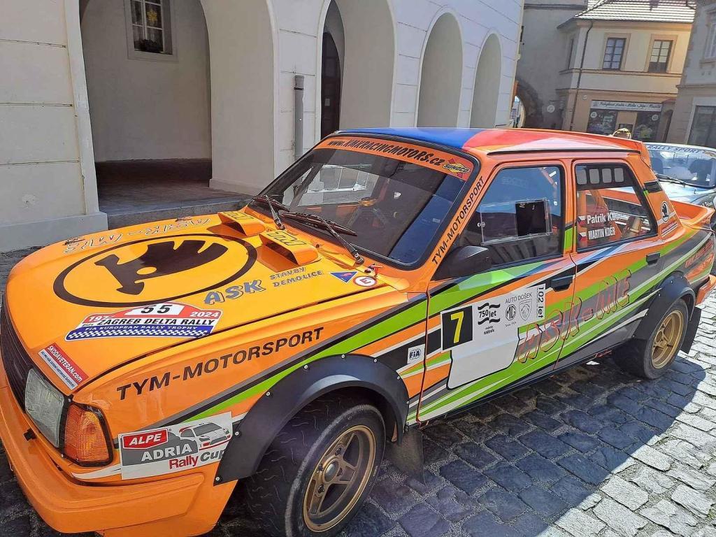 Přehlídku závodních aut a motocyklů pořádal Autoklub Mělník.