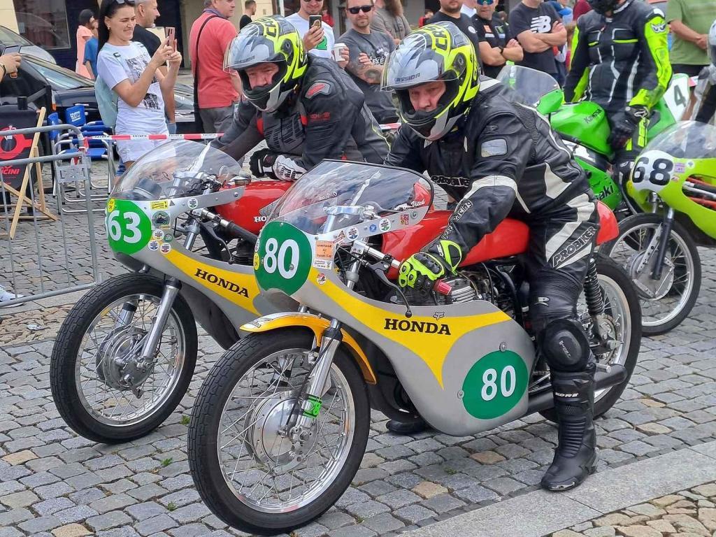 Přehlídku závodních aut a motocyklů pořádal Autoklub Mělník.