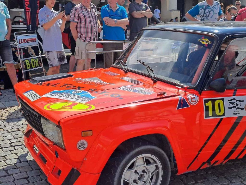 Přehlídku závodních aut a motocyklů pořádal Autoklub Mělník.