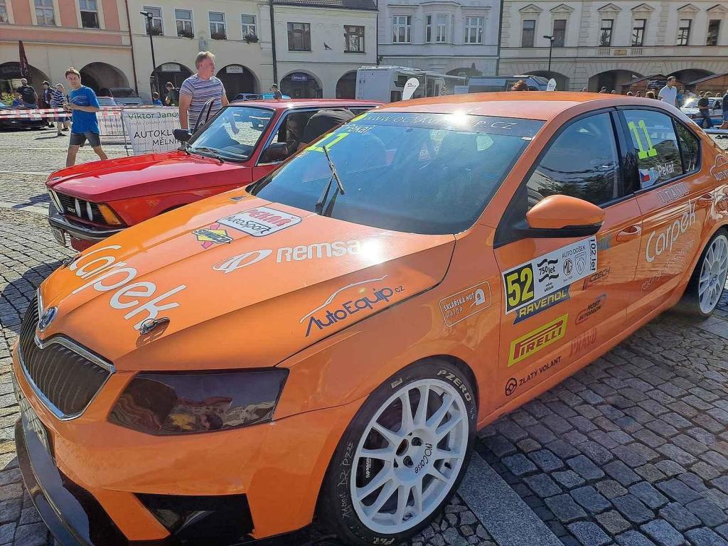 Přehlídku závodních aut a motocyklů pořádal Autoklub Mělník.
