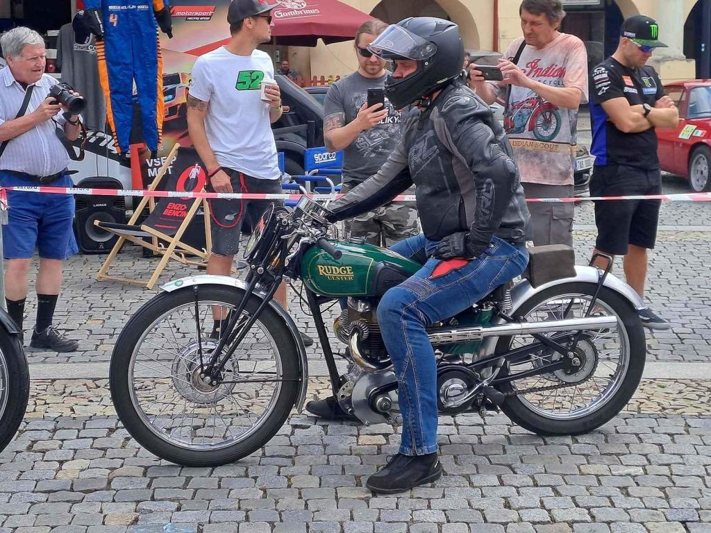 Přehlídku závodních aut a motocyklů pořádal Autoklub Mělník.