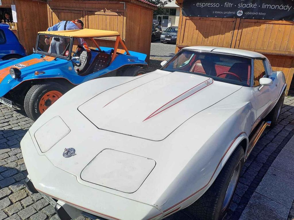 Přehlídku závodních aut a motocyklů pořádal Autoklub Mělník.