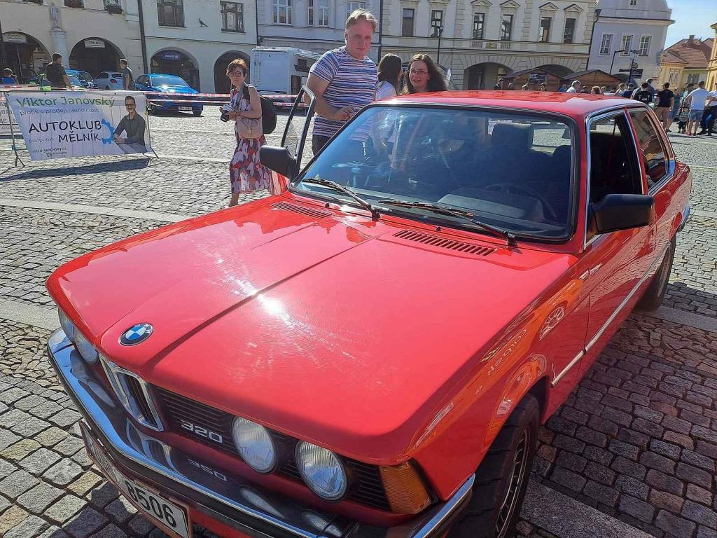 Přehlídku závodních aut a motocyklů pořádal Autoklub Mělník.