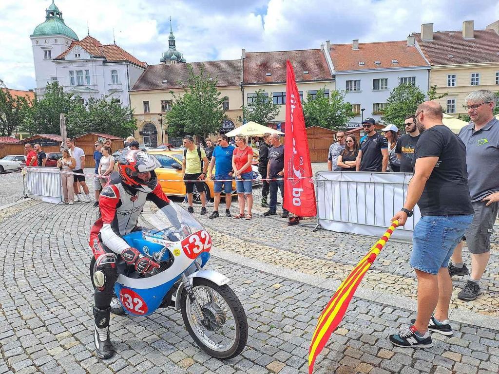 Přehlídku závodních aut a motocyklů pořádal Autoklub Mělník.