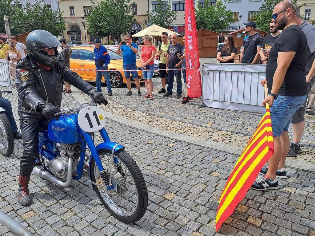 Přehlídku závodních aut a motocyklů pořádal Autoklub Mělník.
