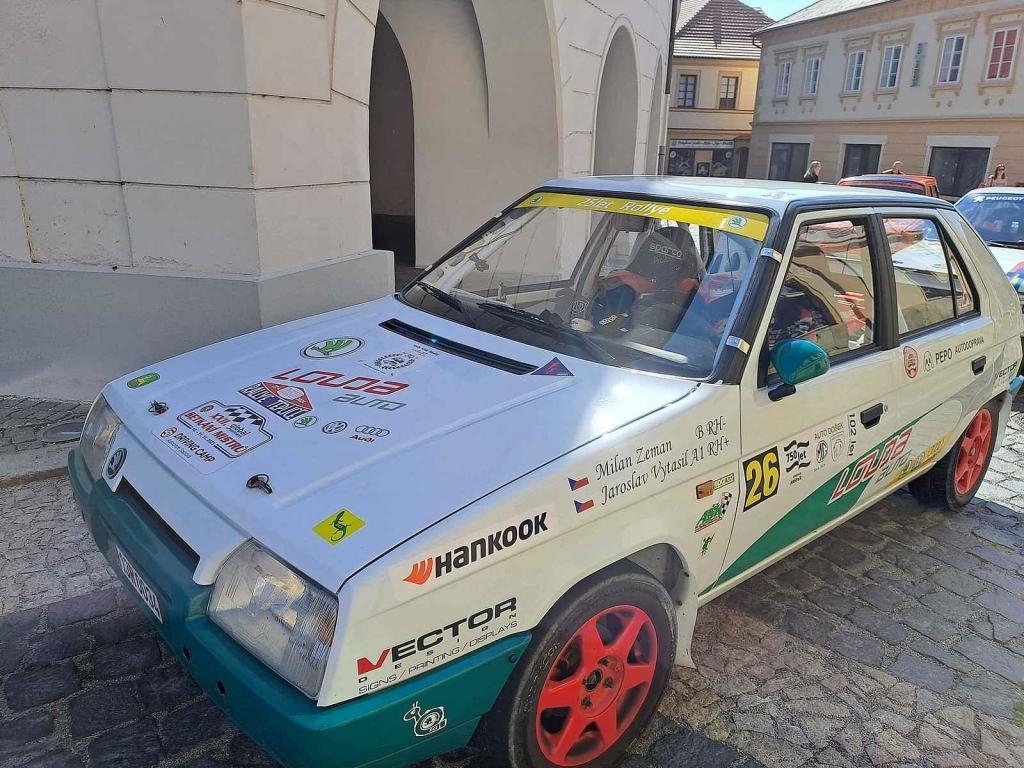 Přehlídku závodních aut a motocyklů pořádal Autoklub Mělník.
