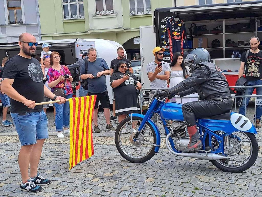 Přehlídku závodních aut a motocyklů pořádal Autoklub Mělník.
