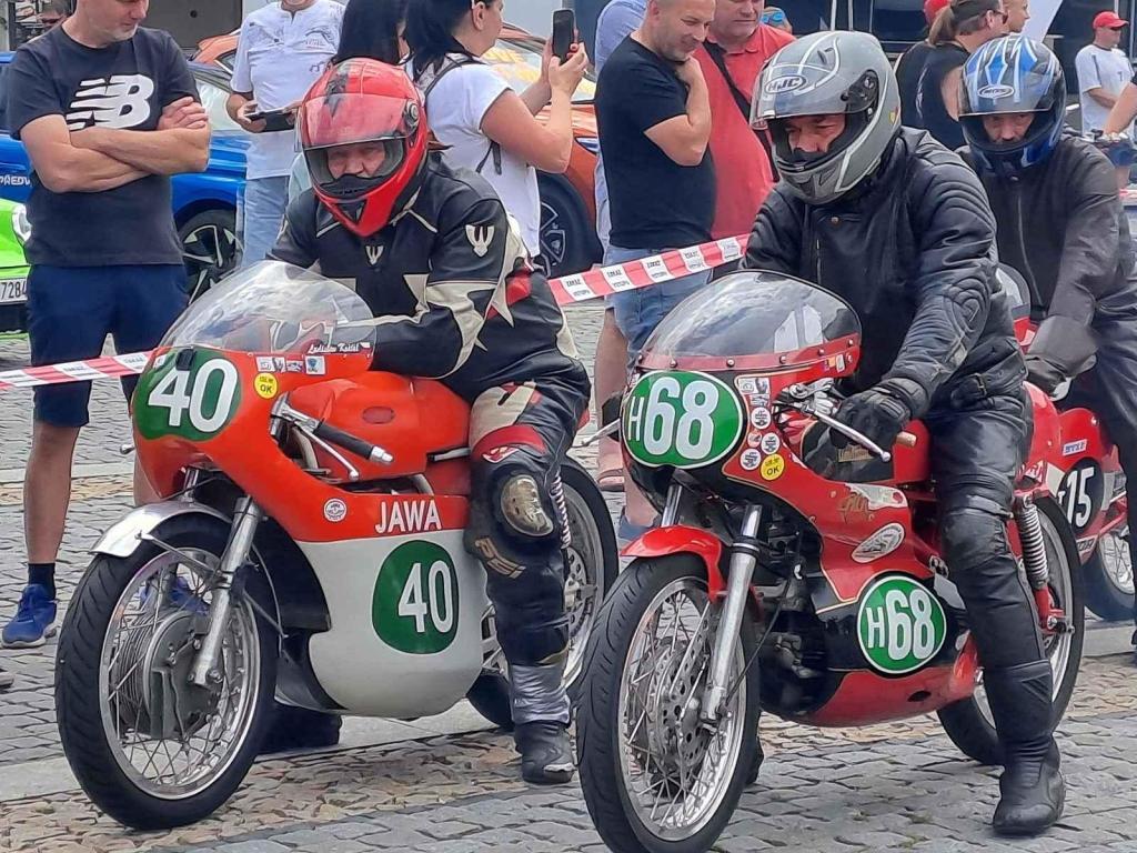 Přehlídku závodních aut a motocyklů pořádal Autoklub Mělník.