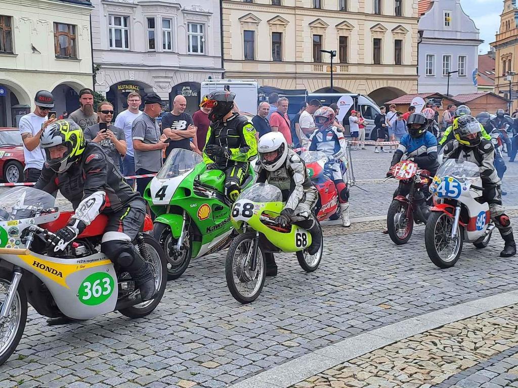 Přehlídku závodních aut a motocyklů pořádal Autoklub Mělník.