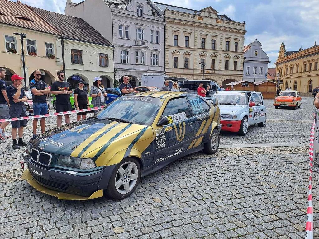 Přehlídku závodních aut a motocyklů pořádal Autoklub Mělník.