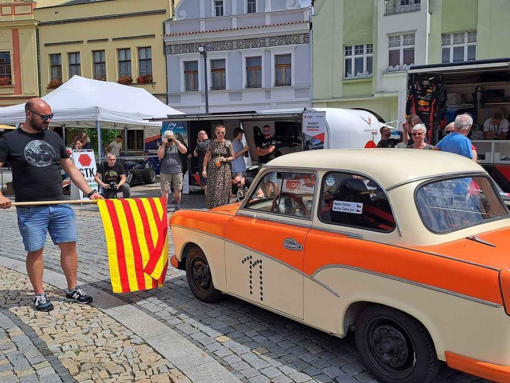 Přehlídku závodních aut a motocyklů pořádal Autoklub Mělník.