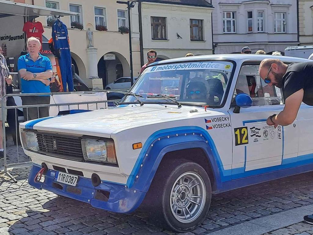 Přehlídku závodních aut a motocyklů pořádal Autoklub Mělník.
