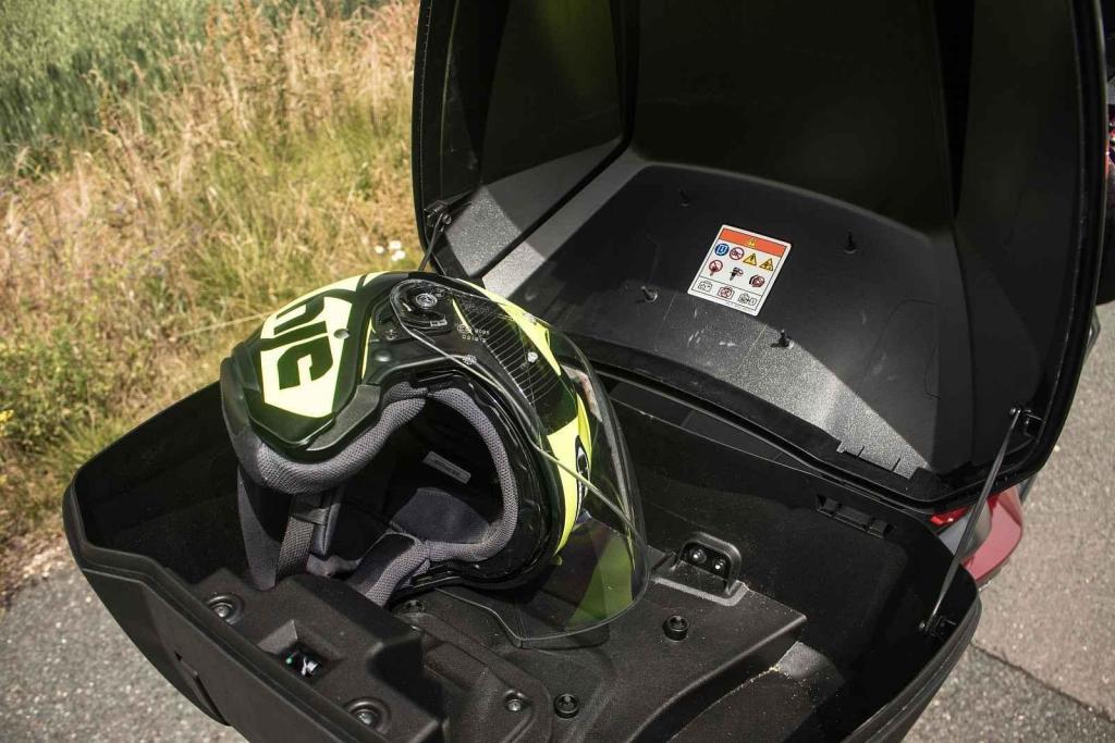 Další moře prostoru poskytuje topcase o objemu 45 litrů.