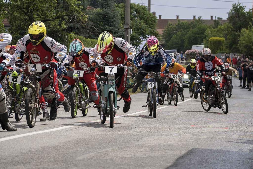 Připomeňte si, jak vypadala Moped rallye Rychtářov minulý rok.