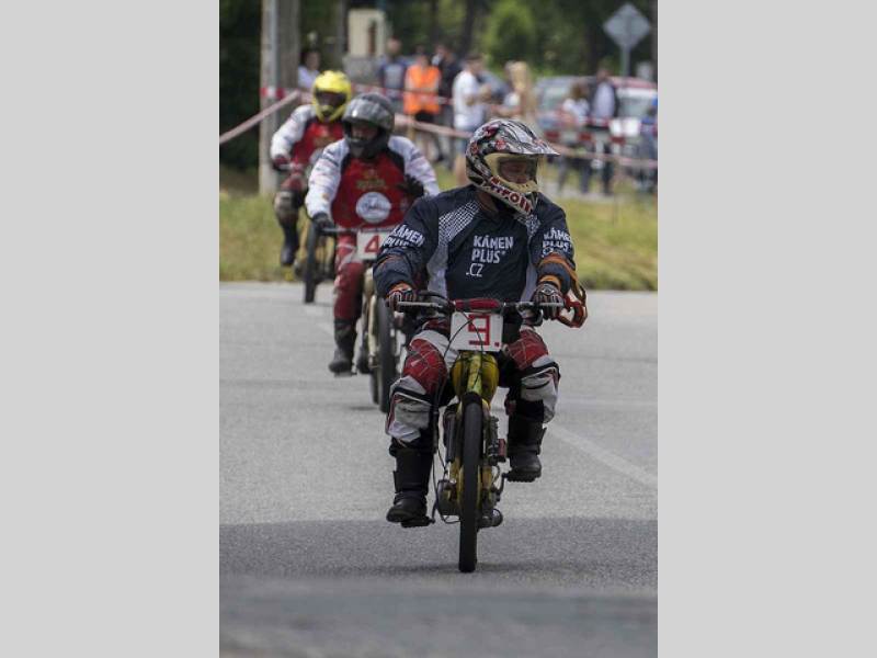 Připomeňte si, jak vypadala Moped rallye Rychtářov minulý rok.