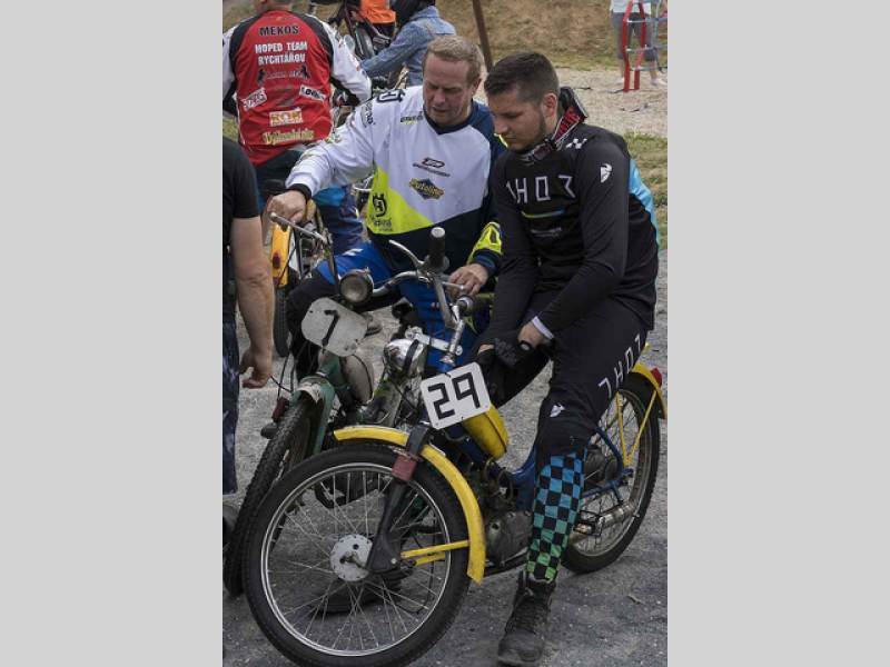 Připomeňte si, jak vypadala Moped rallye Rychtářov minulý rok.