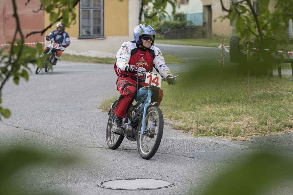 Připomeňte si, jak vypadala Moped rallye Rychtářov minulý rok.