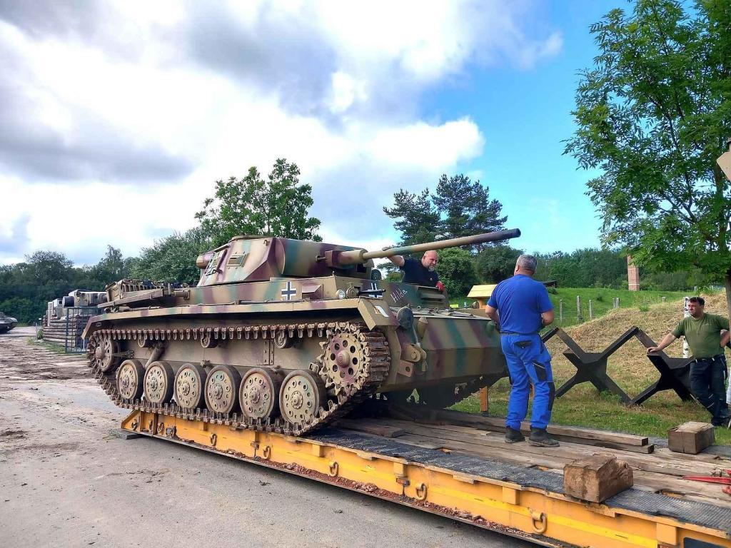 O víkendu se uskutečnil náročný transport těžké techniky z Muzea na demarkační linii na tankodrom Bahna.