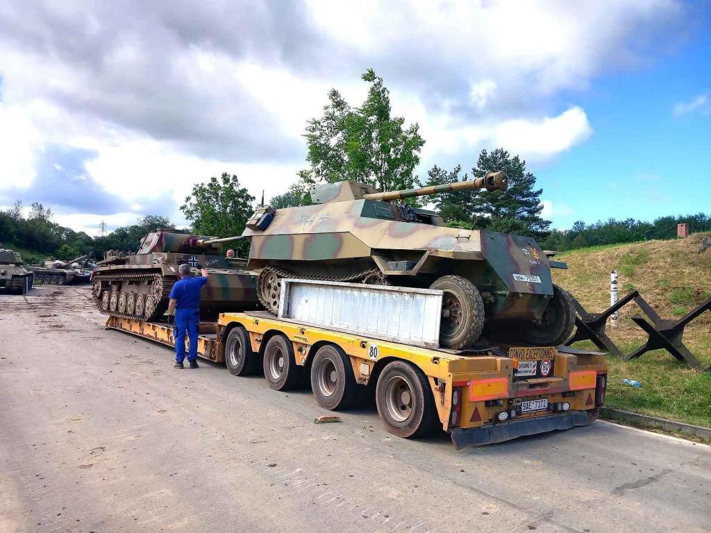 O víkendu se uskutečnil náročný transport těžké techniky z Muzea na demarkační linii na tankodrom Bahna.