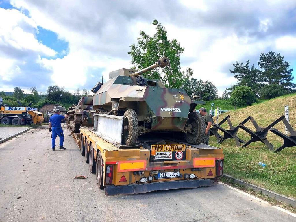 O víkendu se uskutečnil náročný transport těžké techniky z Muzea na demarkační linii na tankodrom Bahna.