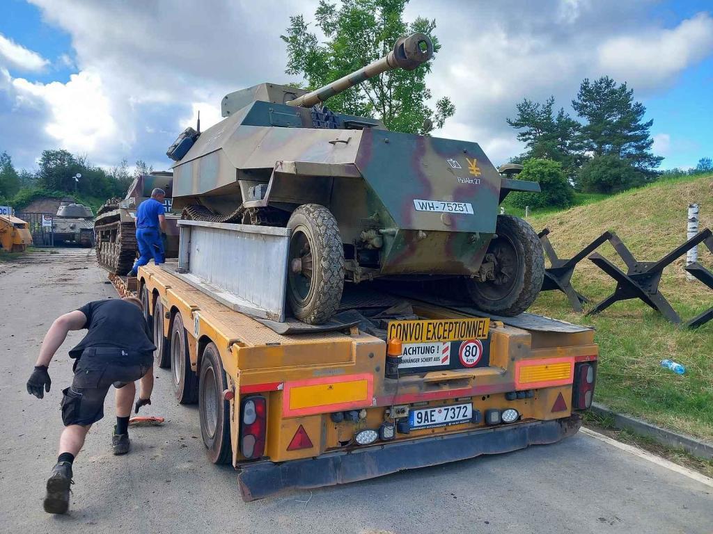 O víkendu se uskutečnil náročný transport těžké techniky z Muzea na demarkační linii na tankodrom Bahna.