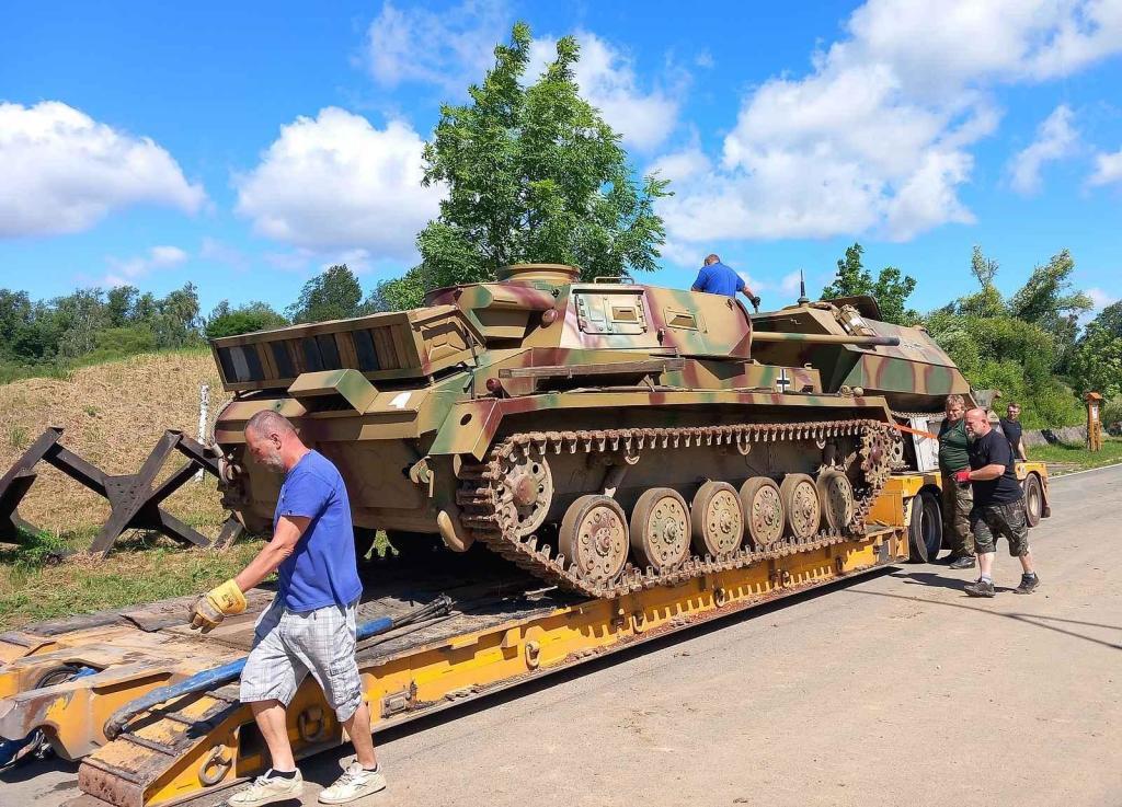 O víkendu se uskutečnil náročný transport těžké techniky z Muzea na demarkační linii na tankodrom Bahna.